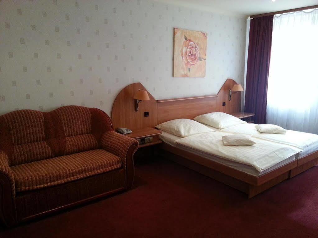 Hotel Texicana Sulechów Екстериор снимка
