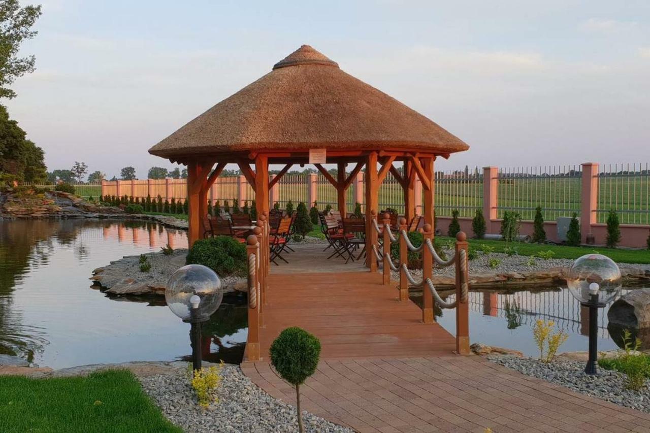 Hotel Texicana Sulechów Екстериор снимка